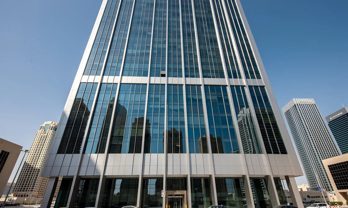 Façade d'une banque dans le quartier financier de Dubaï